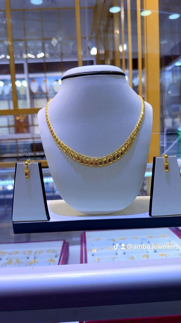 22 kt necklace with matching earrings
